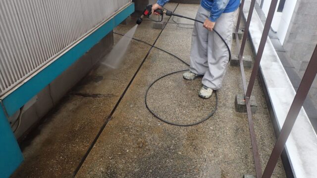 屋上清掃の上、水洗い