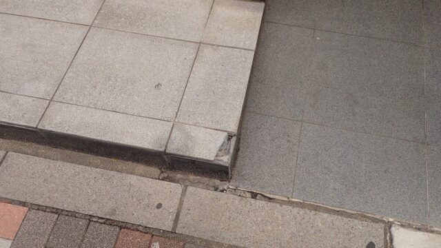 御影石、破損箇所